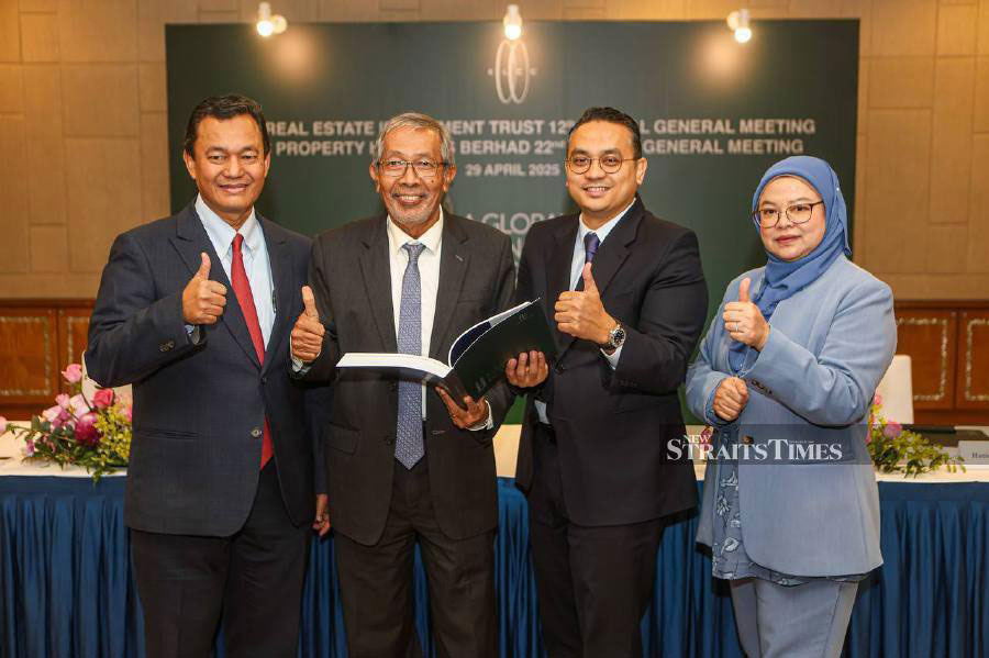 Business professionals having a discussion