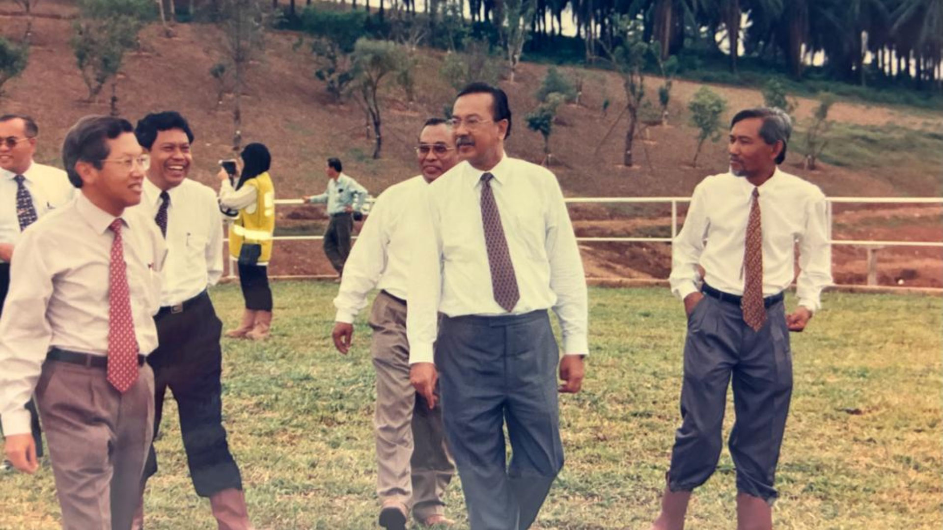 Tun Azizan visiting site.
