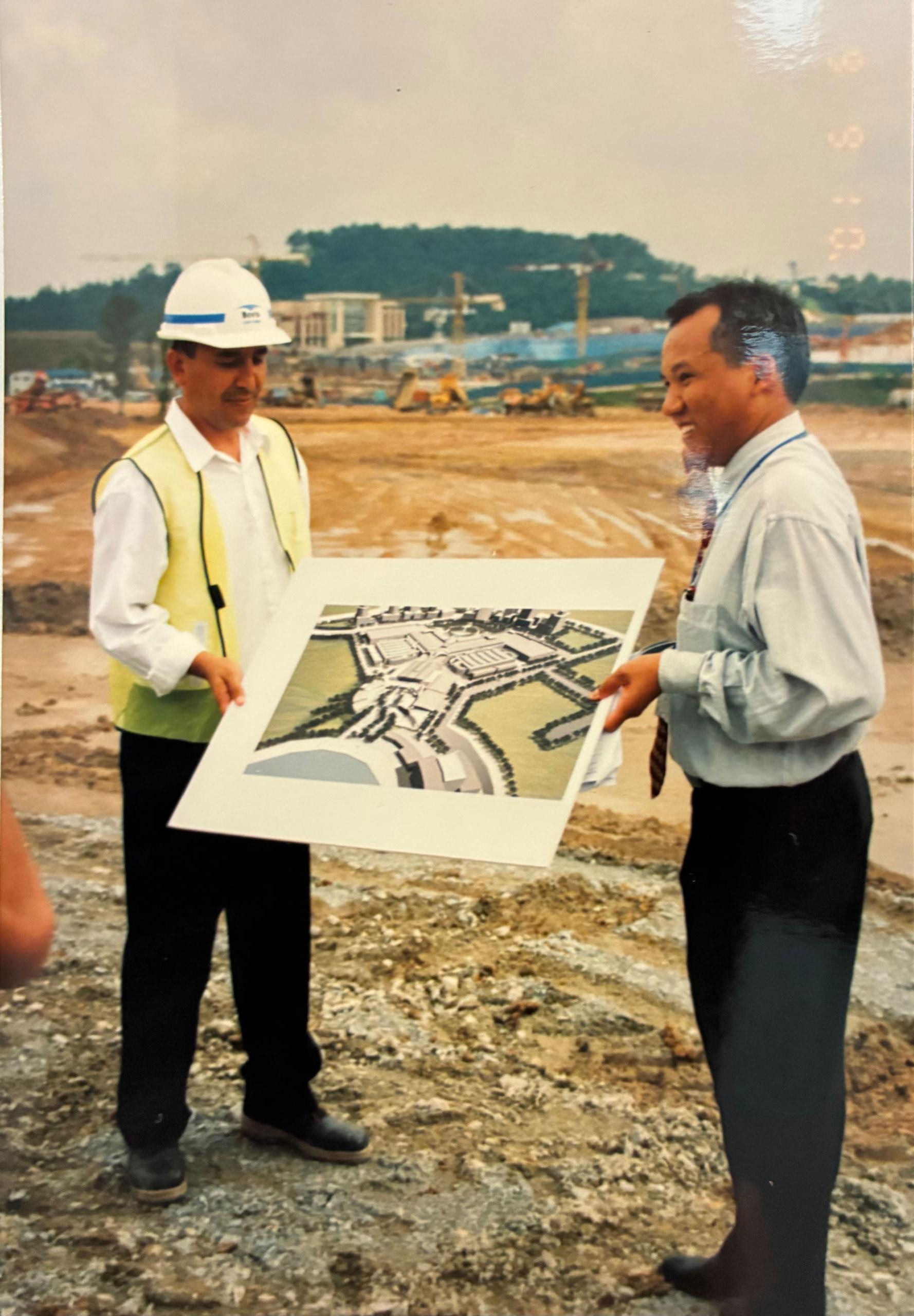 Project leaders are conducting on-site briefings on Alamanda Shopping Mall’s progress during the city’s formative stage.